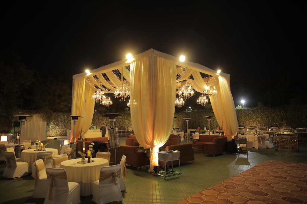 Gurmon Hotels Sohna Road Gurugram a Member of Radisson Individuals 8/75