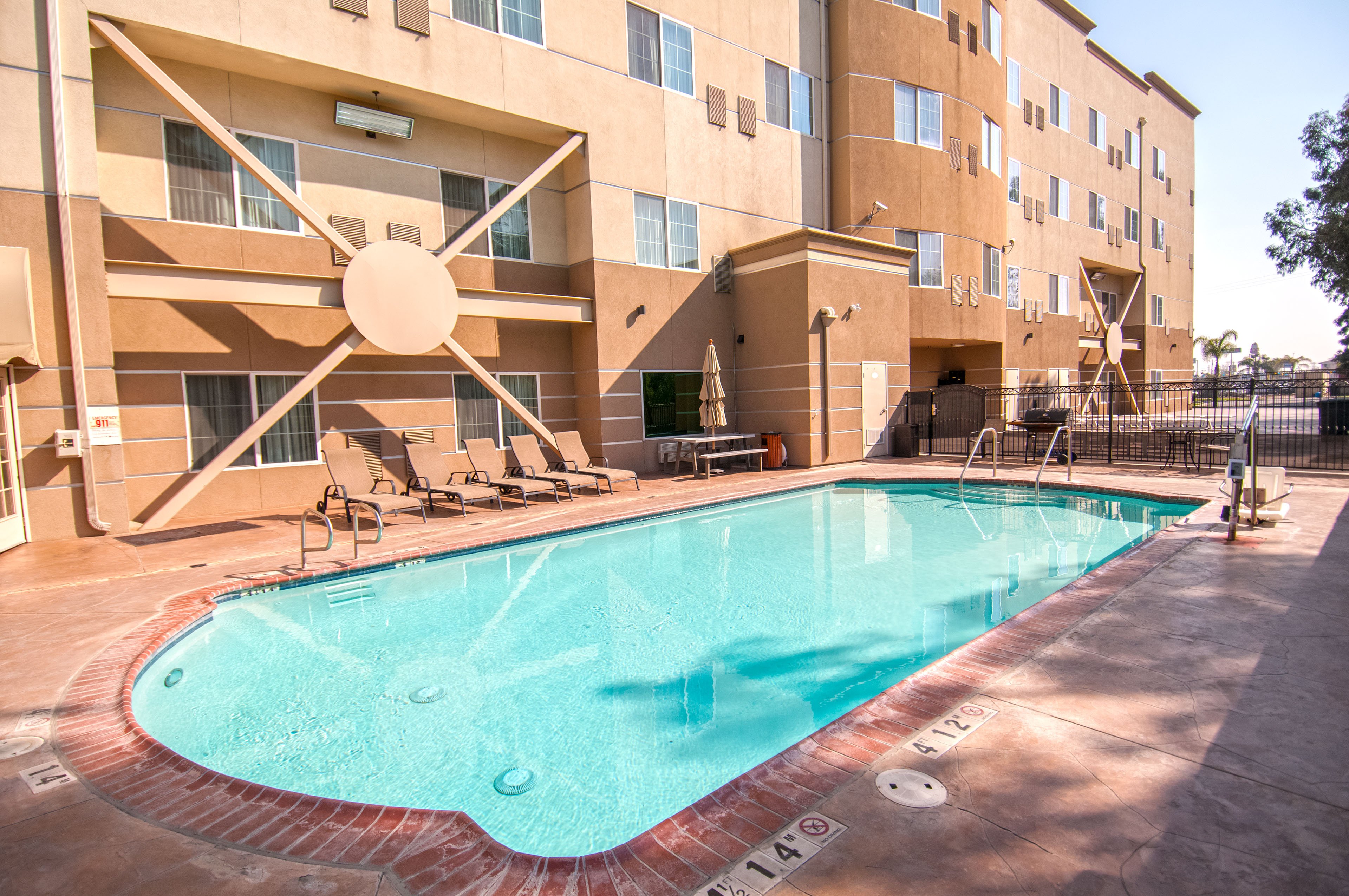Holiday Inn Express Hotel Suites Bakersfield Central 37/71