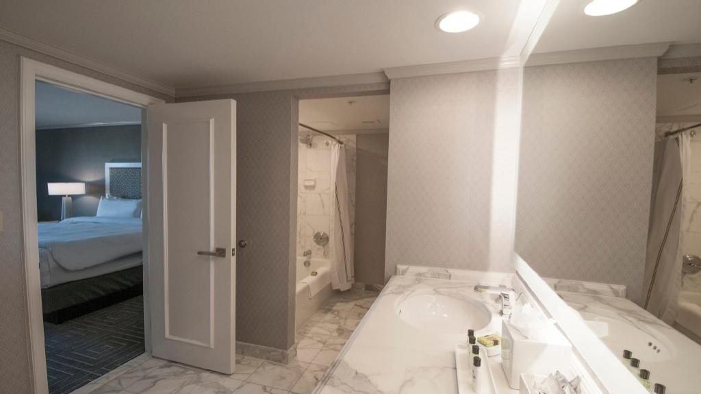 جناح بسرير كينج بشرفة، InterContinental Kansas City at the Plaza 6/6