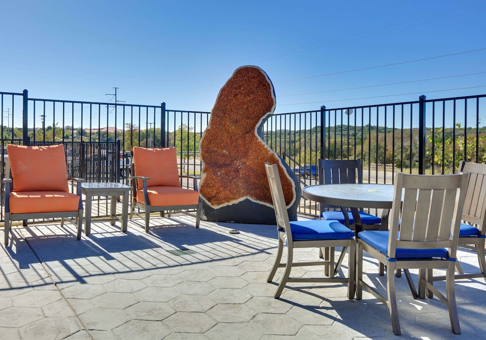 La Quinta Inn & Suites By Wyndham Lakeway 27/44