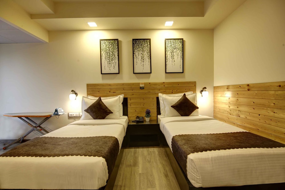 ROOM, TWIN BEDS