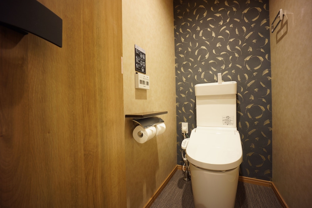 غرفة بسريرين منفصلين وسرير بطابقين مع أريكة، WIRES HOTEL James zaka 5/5