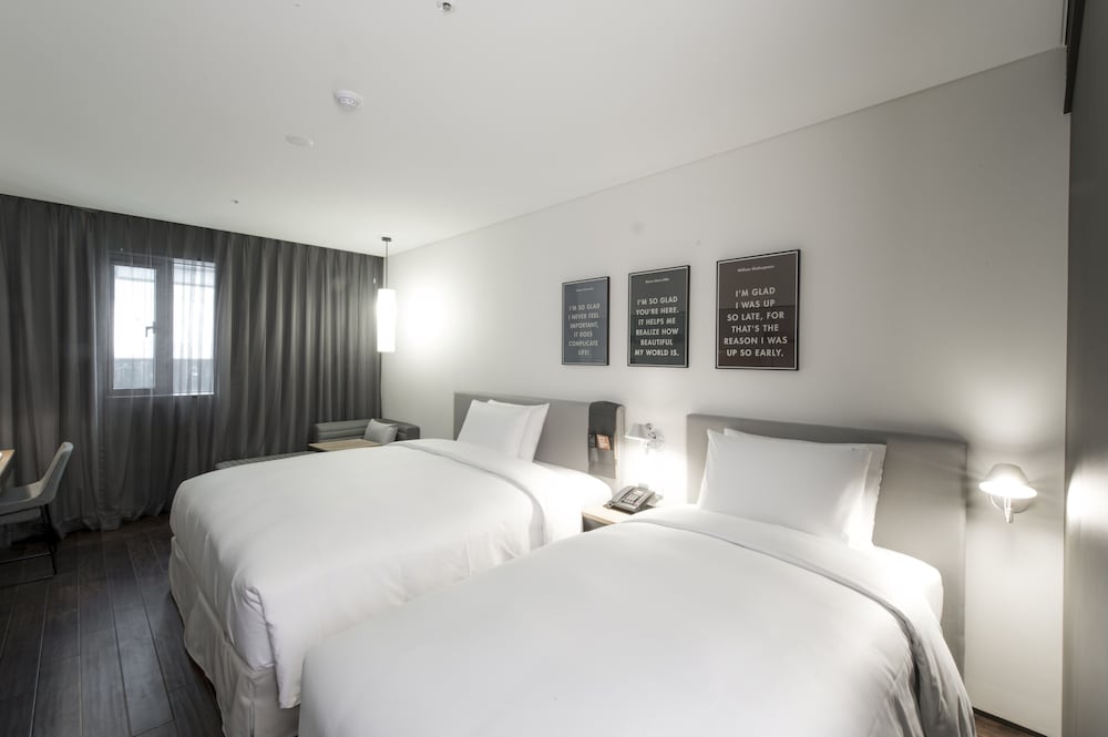 DELUXE, TWIN BEDS