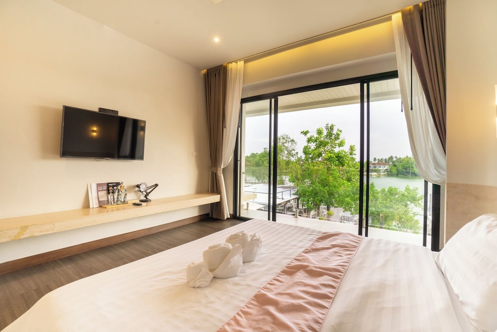 The Grace Amphawa 20/50