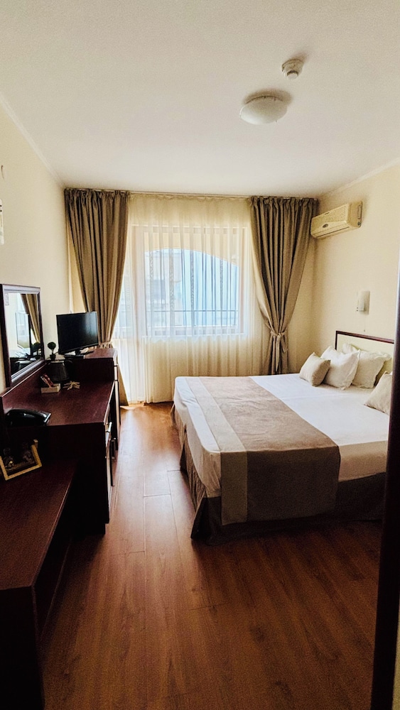 Hotel South Nights 17/48