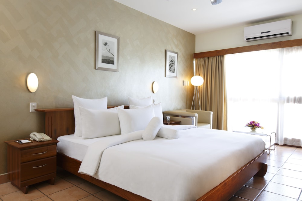 Airways Hotel 12/76