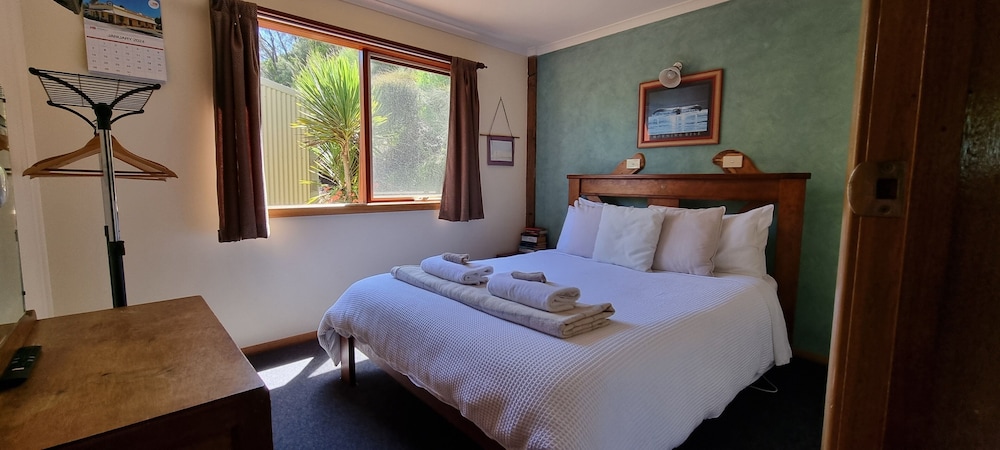 Reef, Ocean, Cottage, 1 Queen and 2 Double Beds