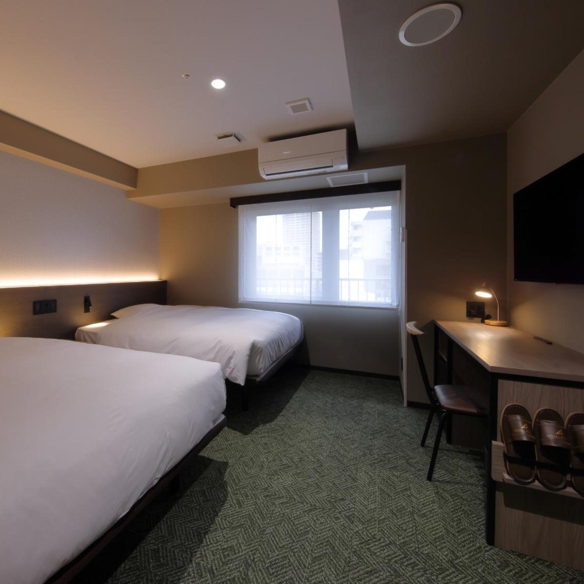 ROOM, TWIN BEDS