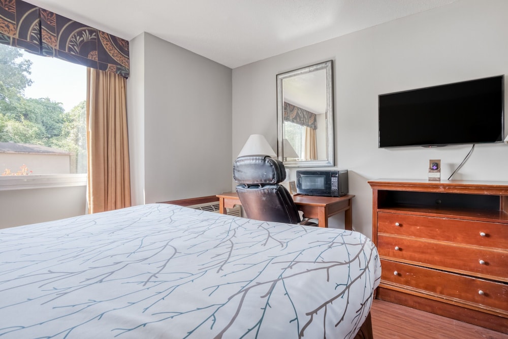 Gardentree Hotels Memphis East near I 40 16/37