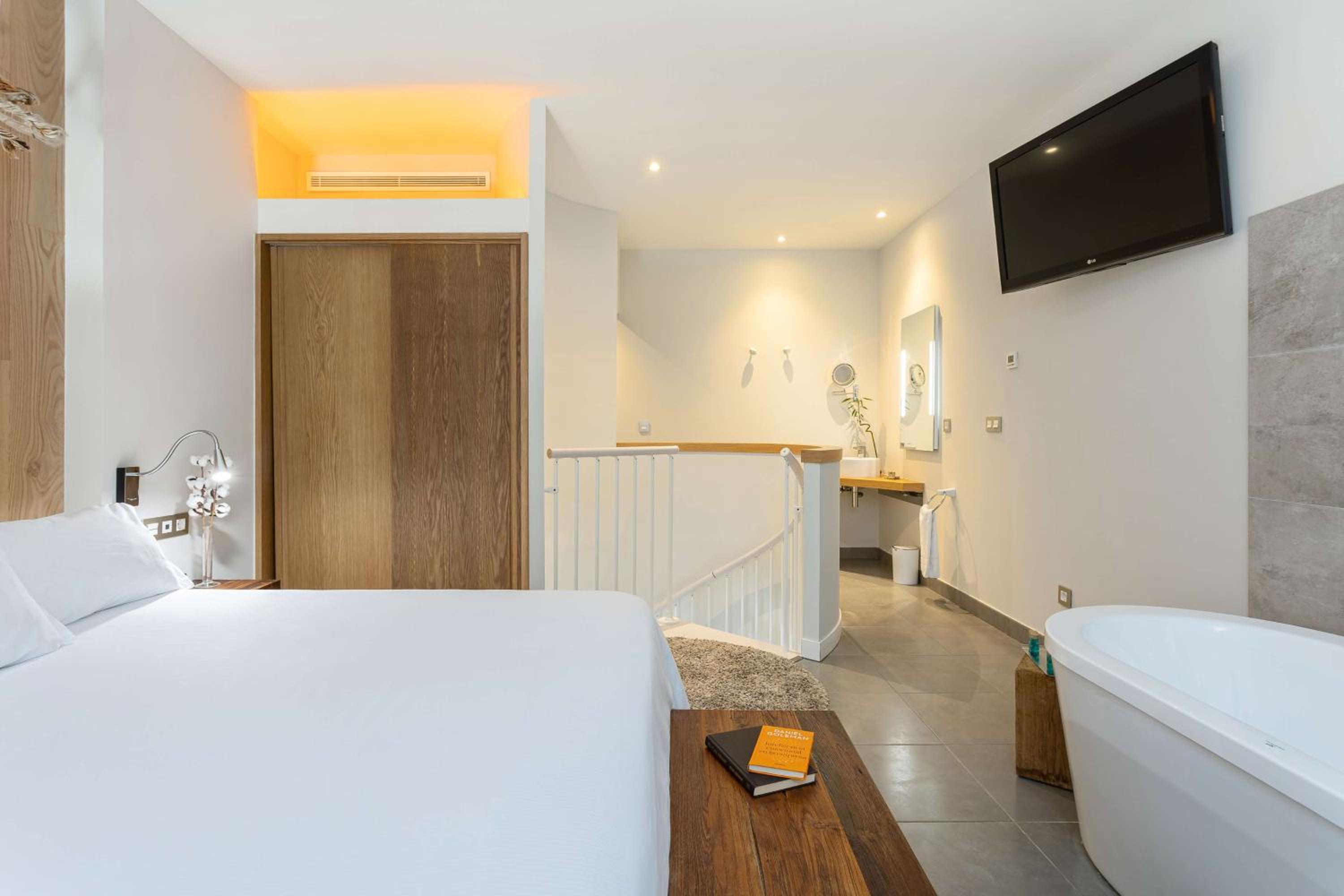 DUPLEX, SUITE, KING BED, PARTIAL SEA VIEW
