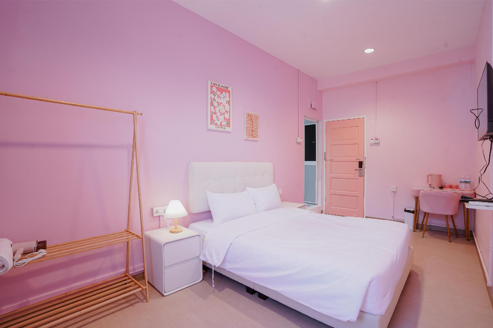 Standard, Queen Bed, No Window