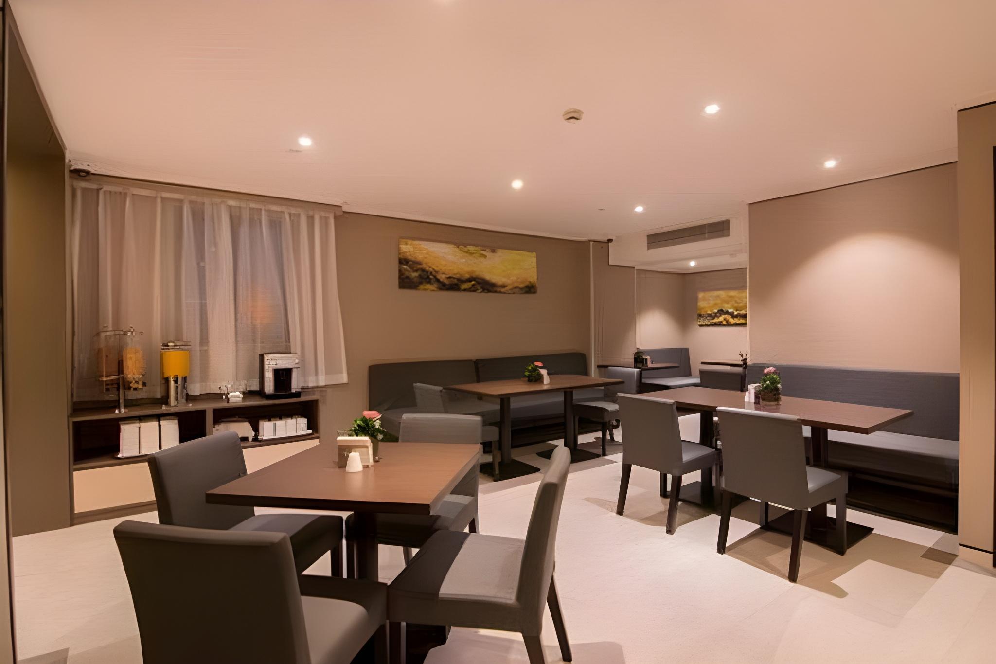Home Inn Plus (Shanghai Hongqiao Road Metro Station) 38/42
