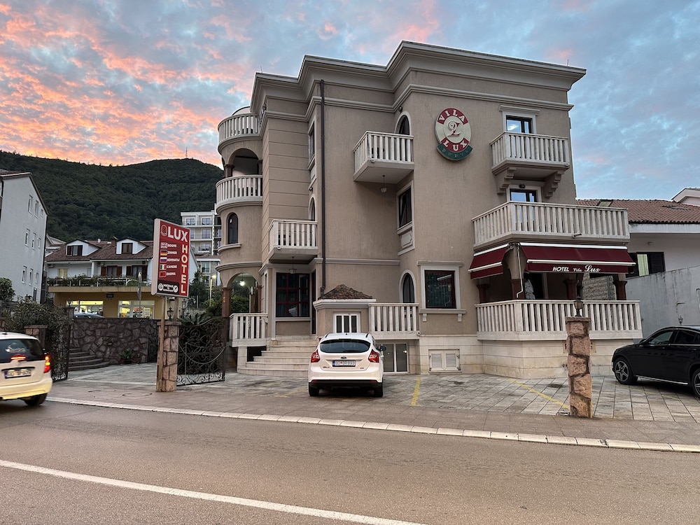 VILA LUX HOTEL 5/70