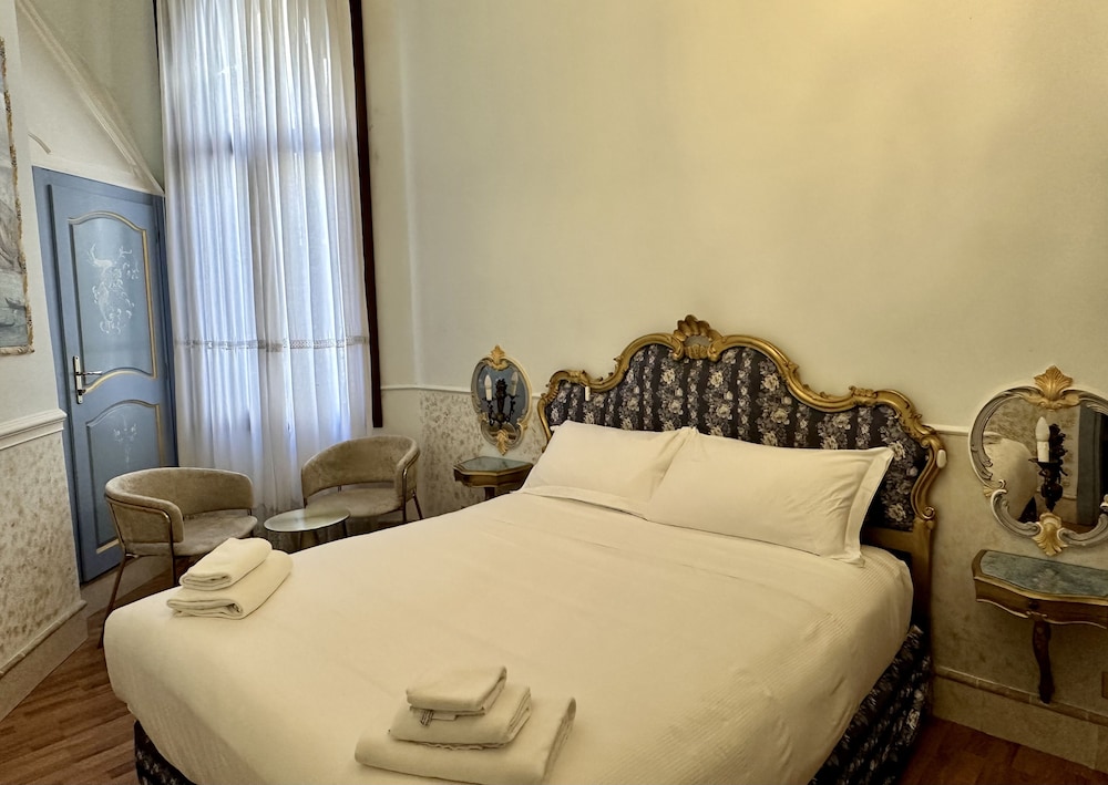 ROOM, DOUBLE BED