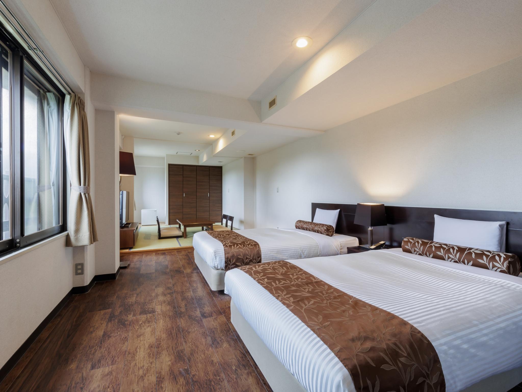غرفة يابانية بفراش فوتون وسريرين منفصلين