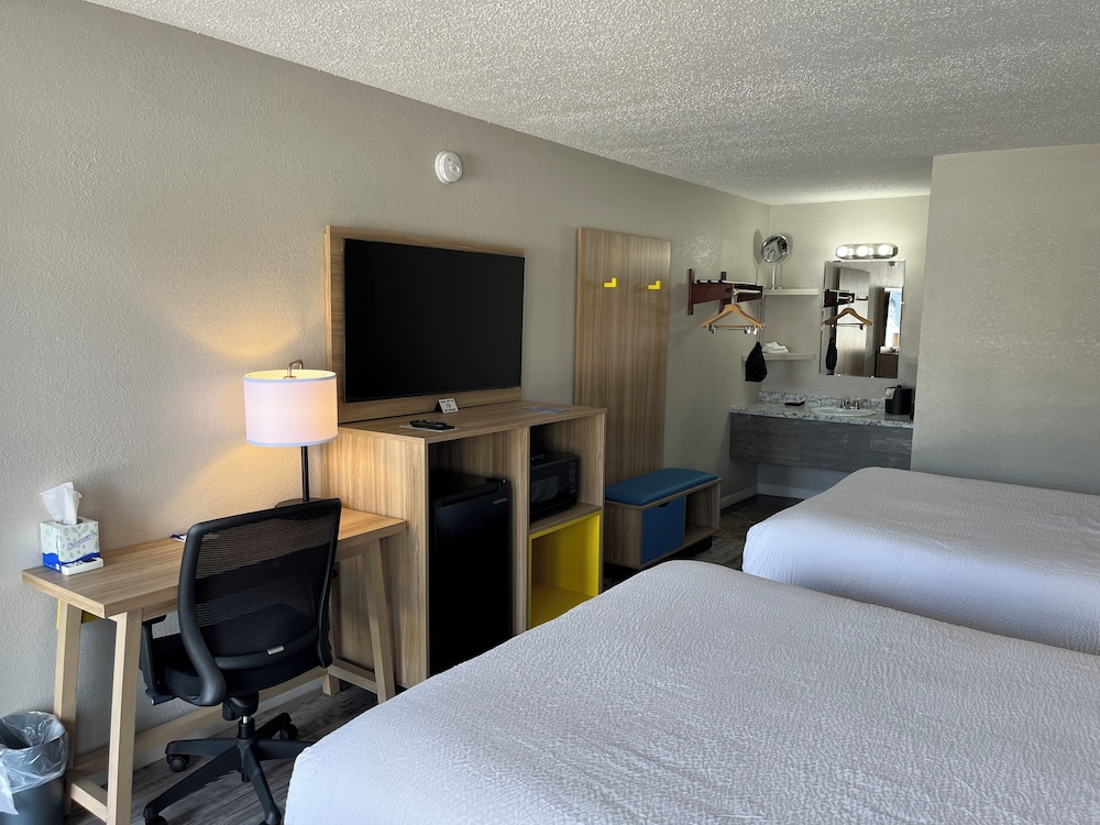 Days Inn by Wyndham Branson Ozarks 53/65