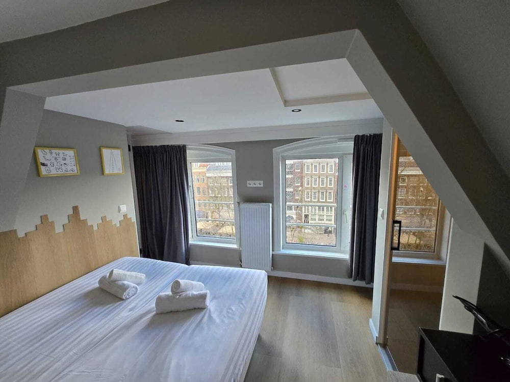 Crown Hotel 26/50