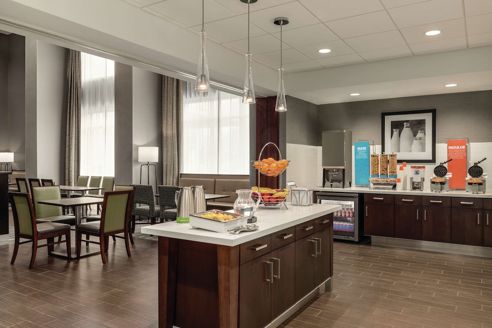 Hampton Inn Brooklyn Park, MN 25/36
