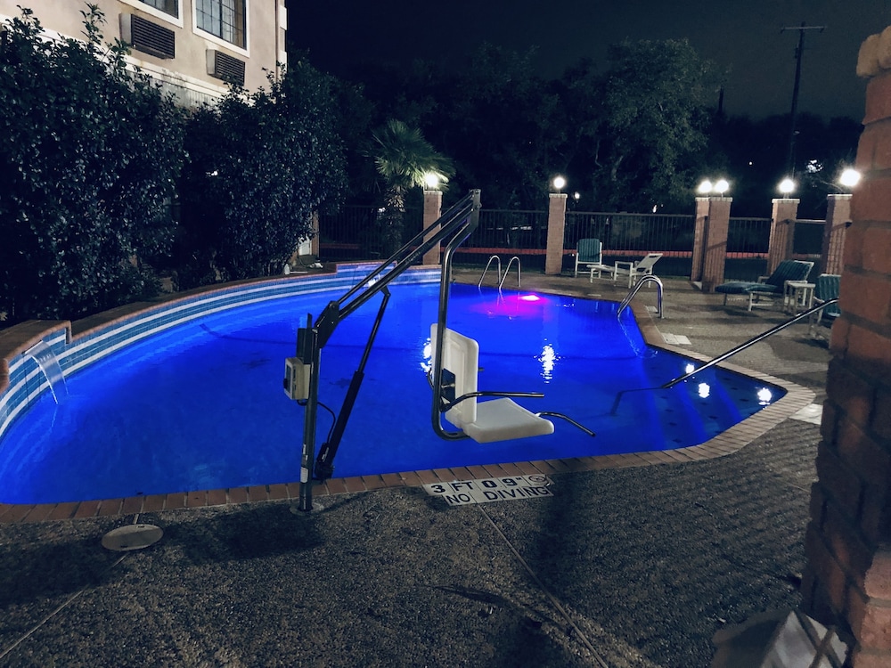 Days Inn & Suites by Wyndham San Antonio North/Stone Oak 5/63
