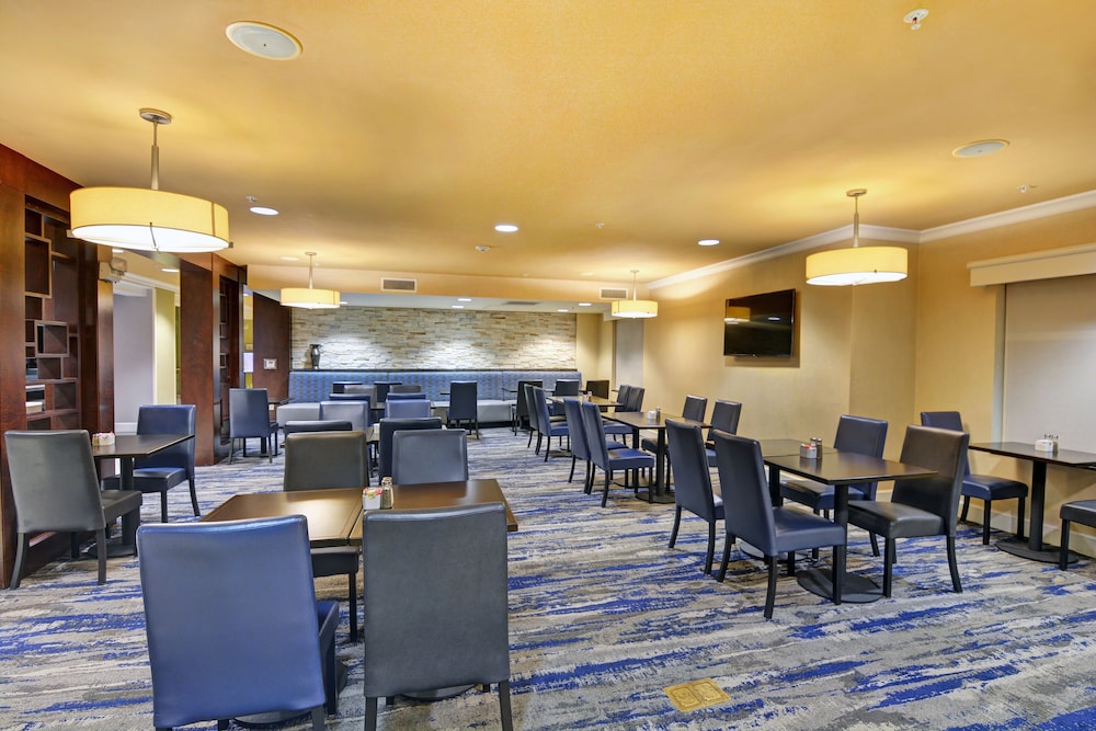 Embassy Suites Valencia 36/58