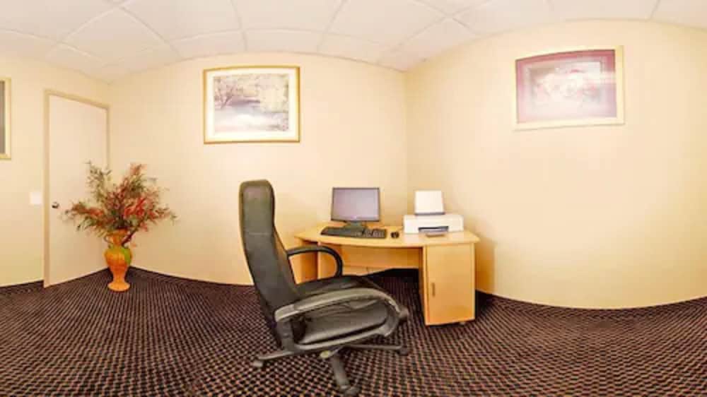 Econo Lodge Inn & Suites Waterloo Downtown 24/30