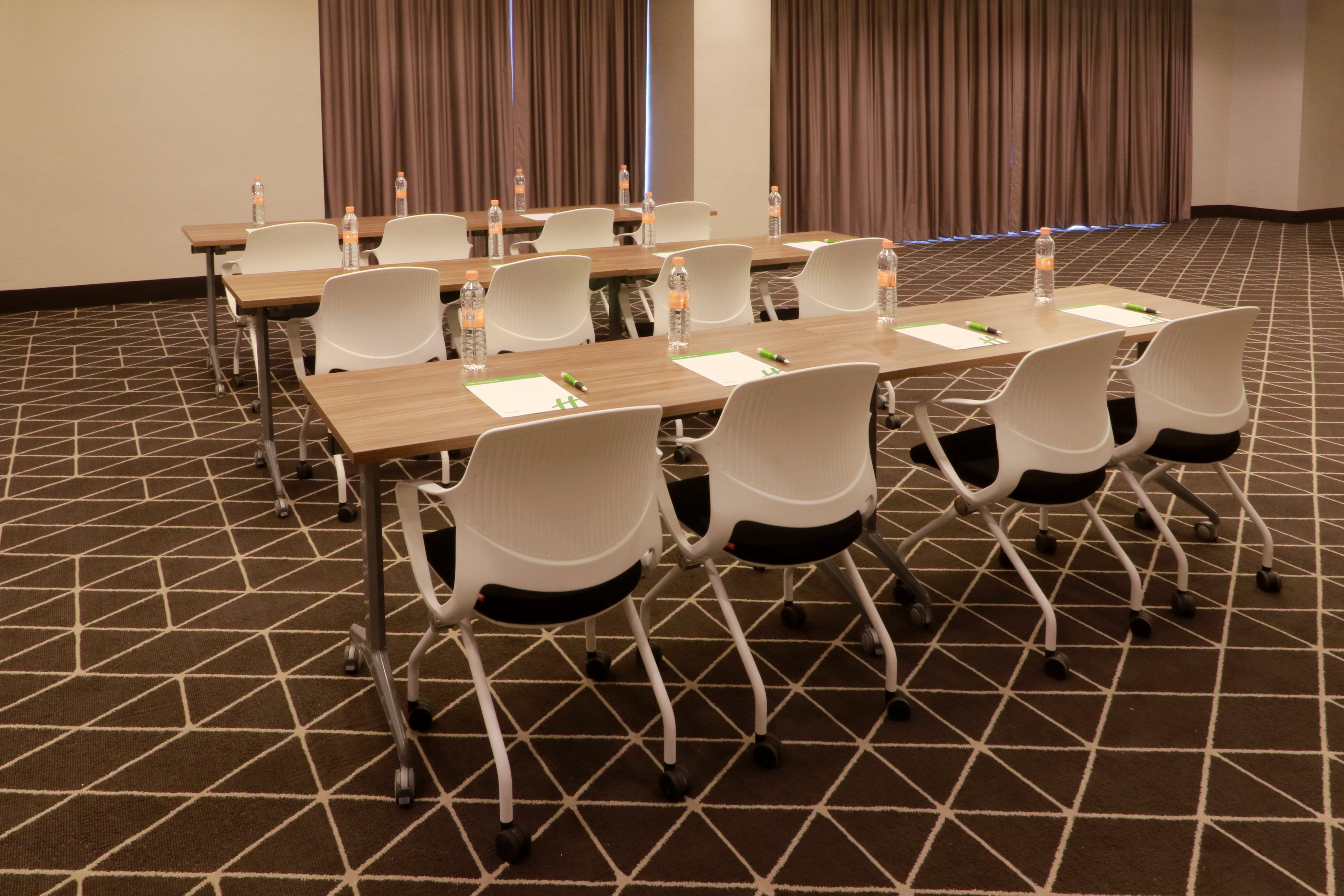 Holiday Inn And Suites Monterrey Apodaca Zona Airport 67/77