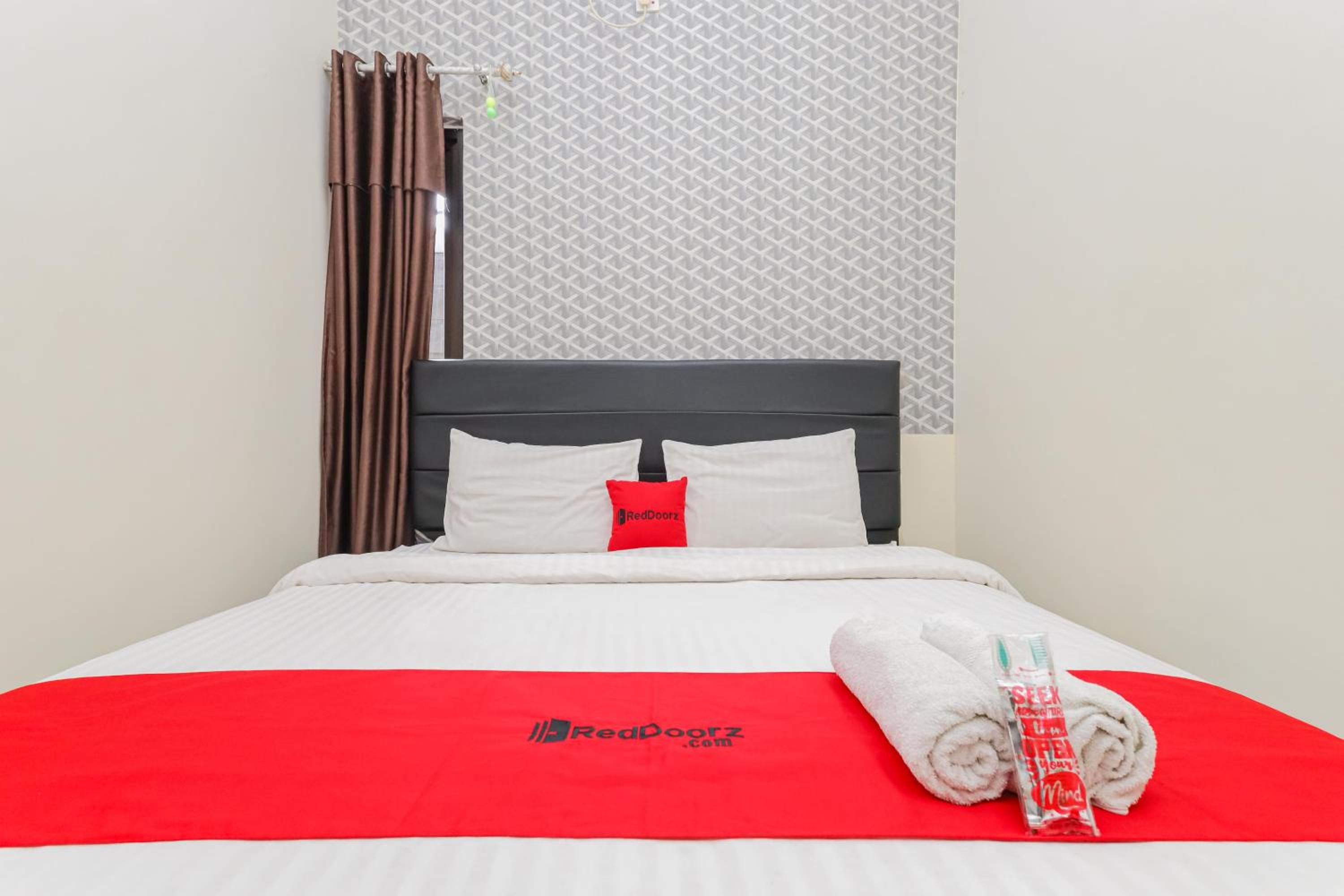 RedDoorz Syariah near Green Park Jatiwarna 20/50