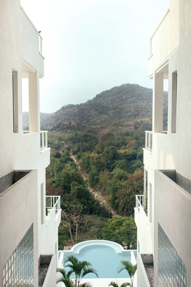 The Peak Residence 19/21
