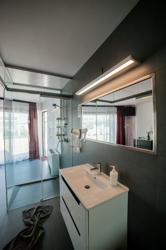 La Villa Hill Resort 40/40