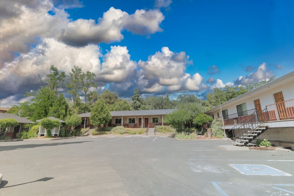 Mariposa Lodge 38/47