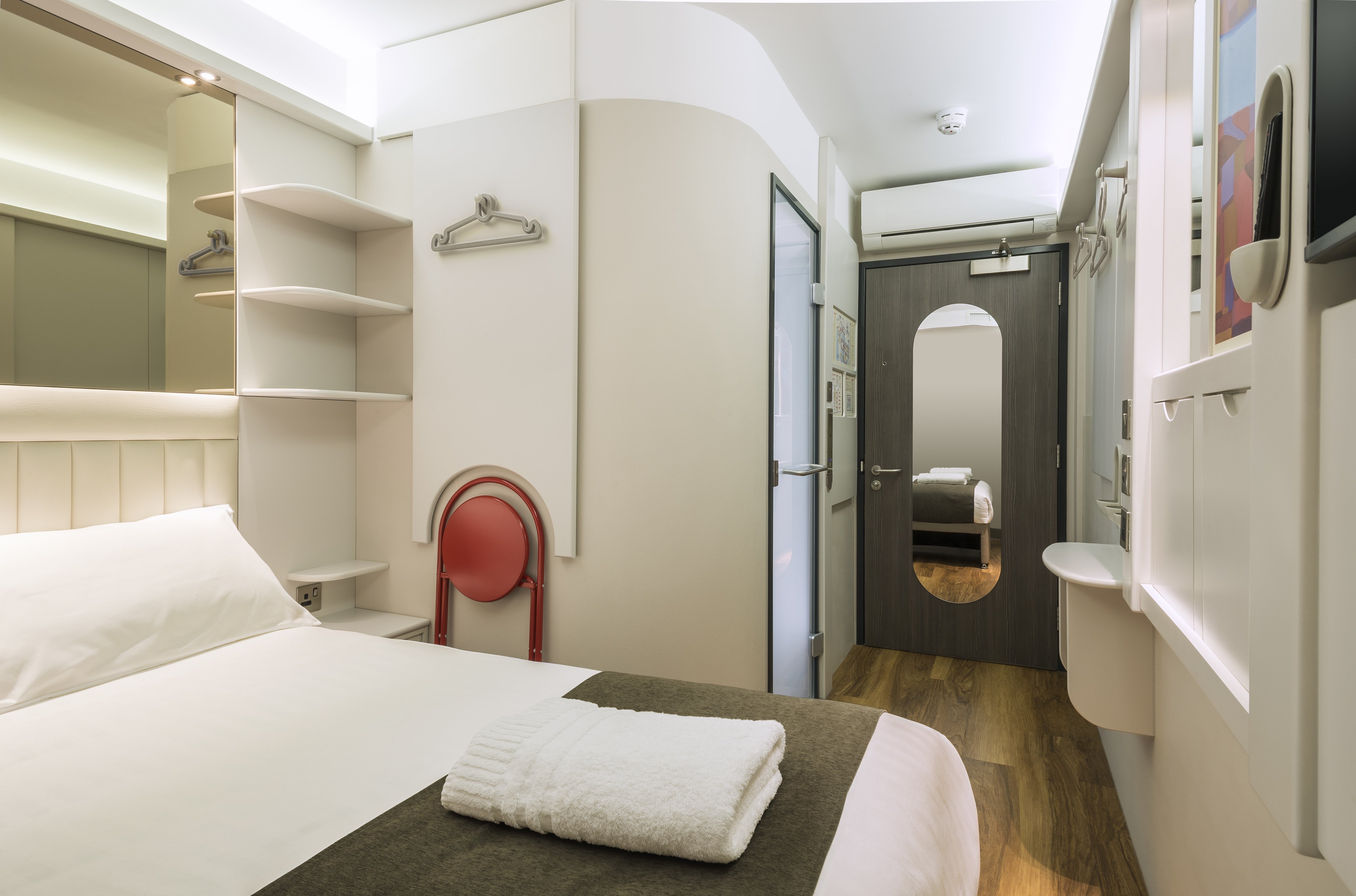 ROOM, DOUBLE BED, NO WINDOW