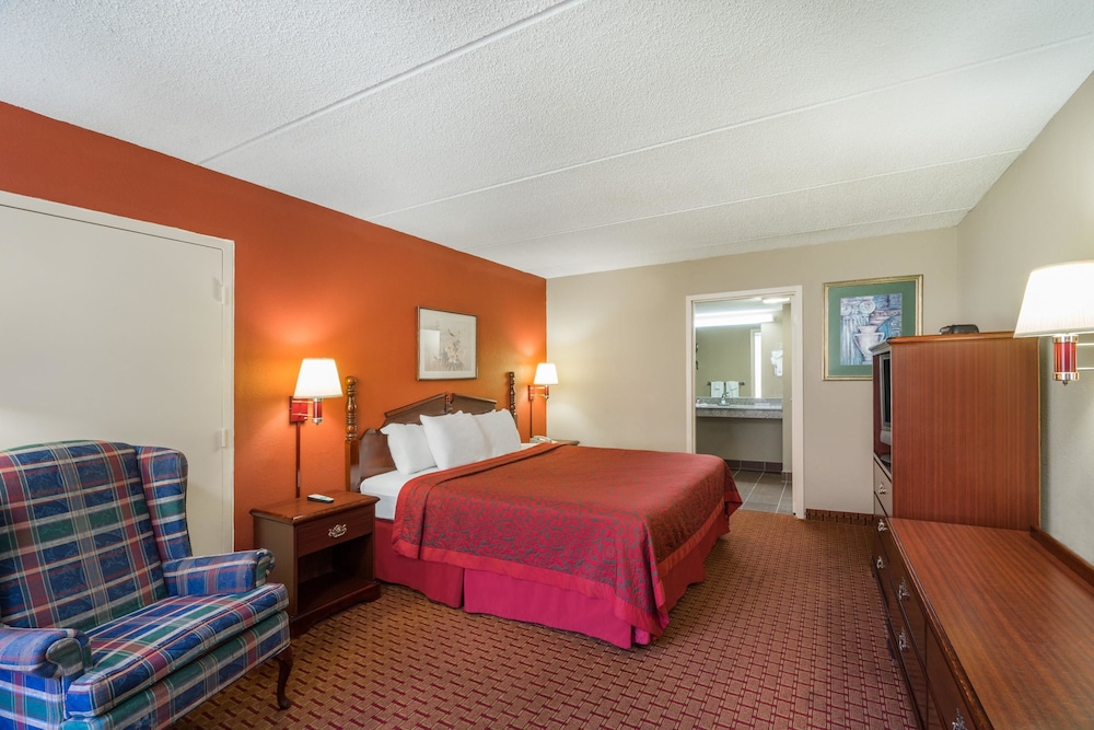 Days Inn By Wyndham Hurricane Mills 13/23