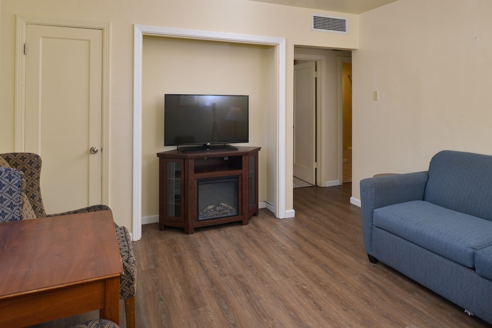 Edgewater Inn And Suites 51/76