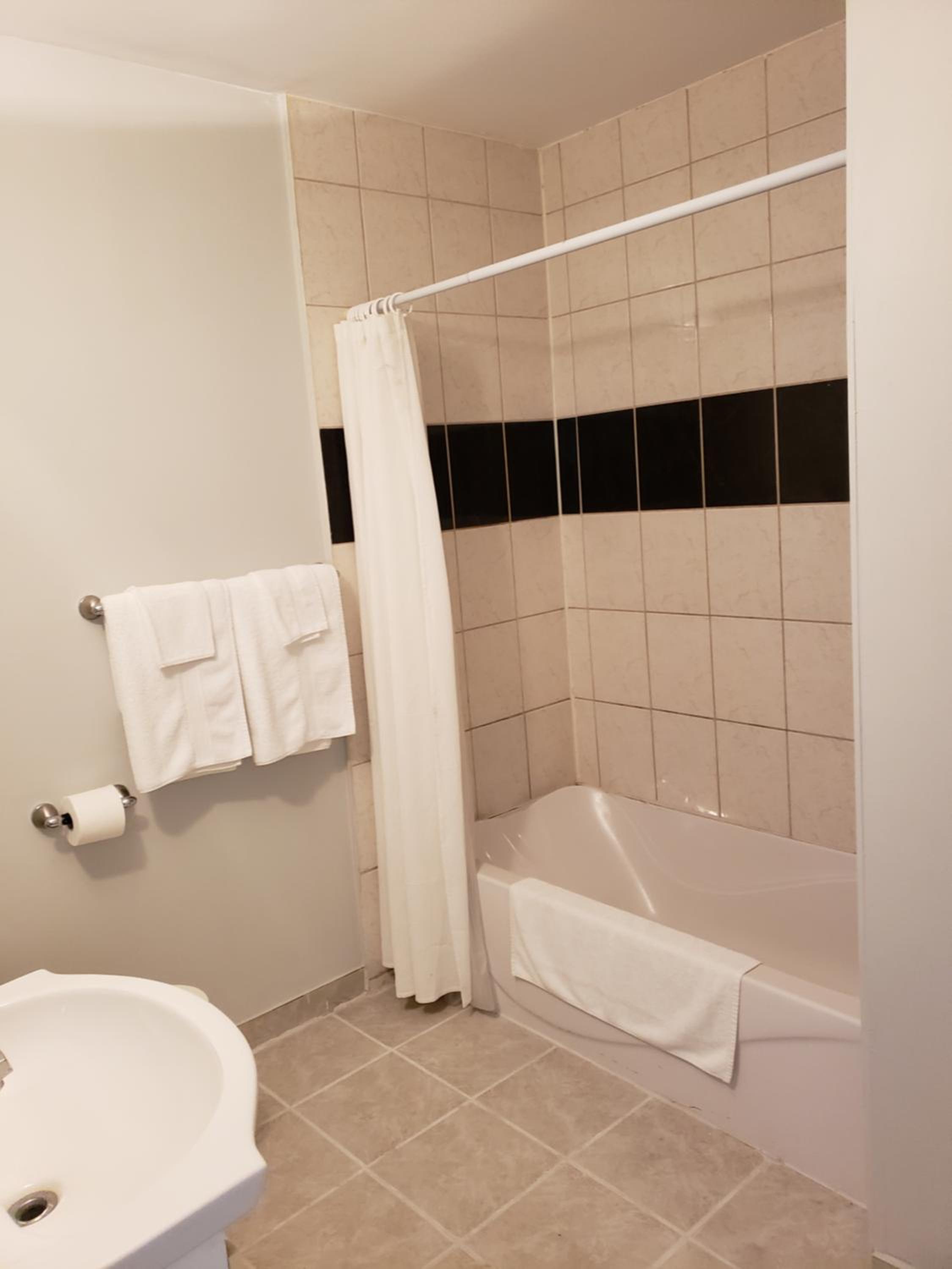 Regency Inn & Suites 27/33