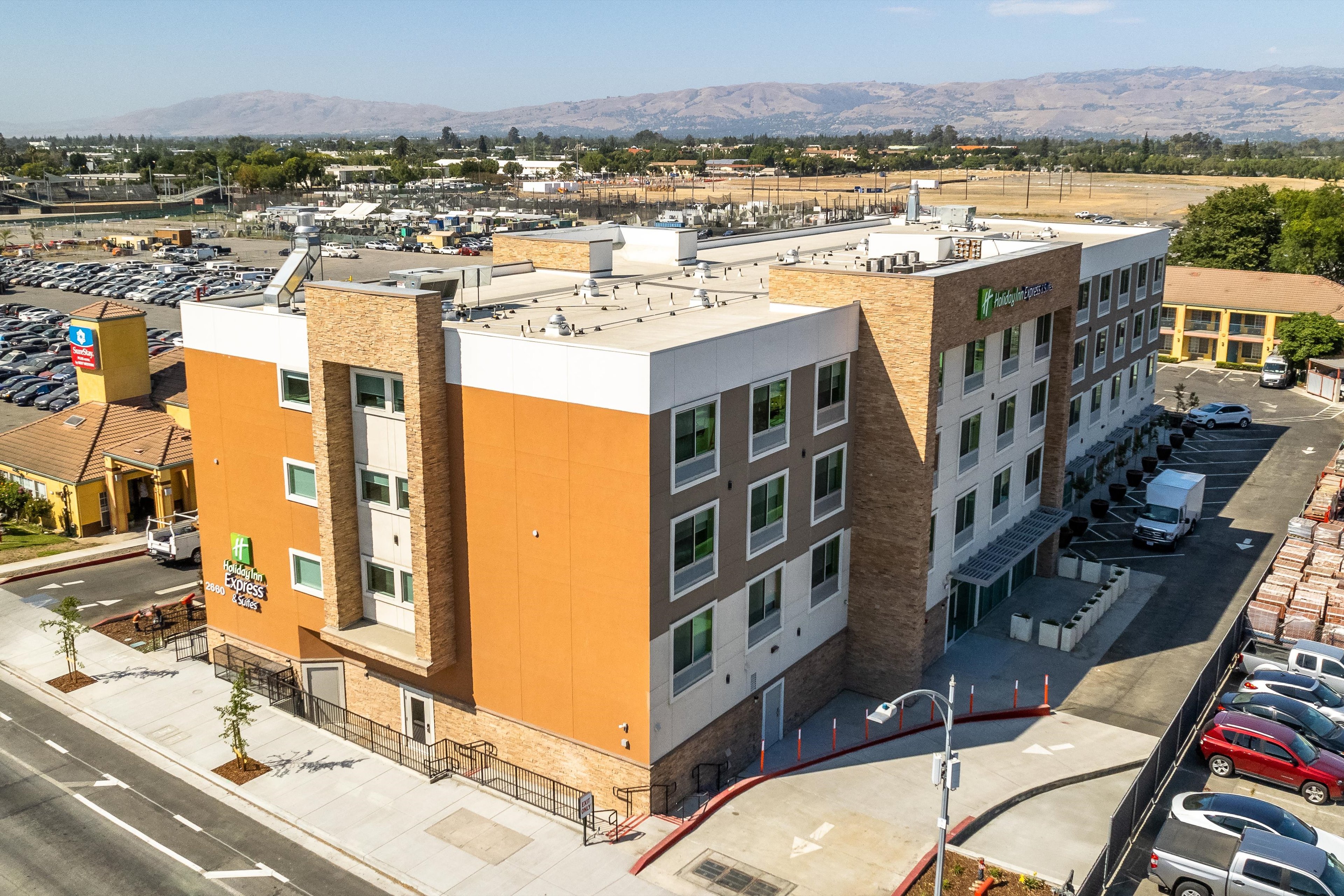 HOLIDAY INN EXPRESS AND SUITES SAN JOSE SILICON VALLEY 4/64