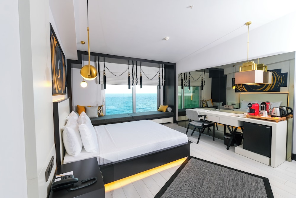 PREMIUM, QUEEN BED, SEA VIEW