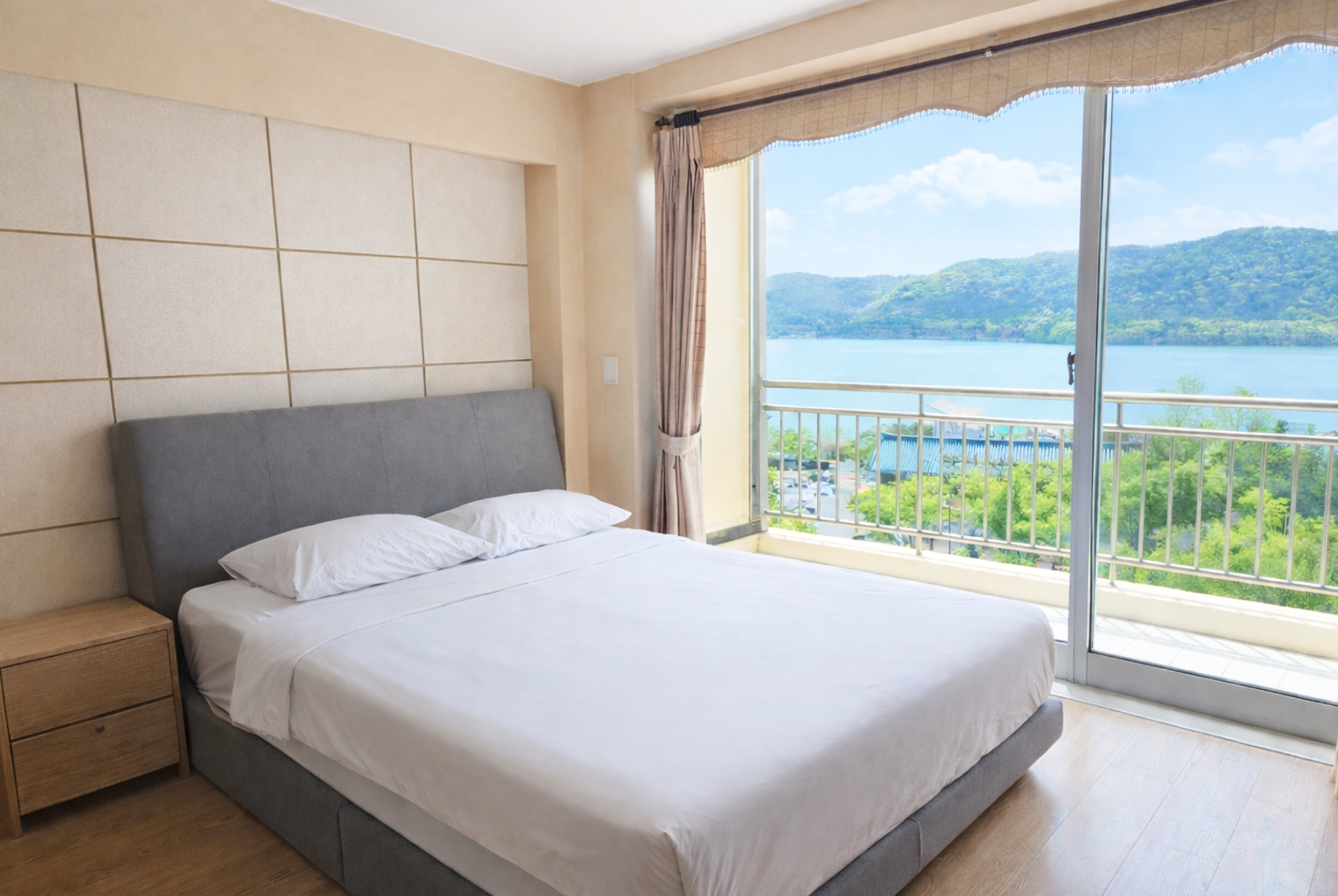 Room, Futon Bed, Lake View