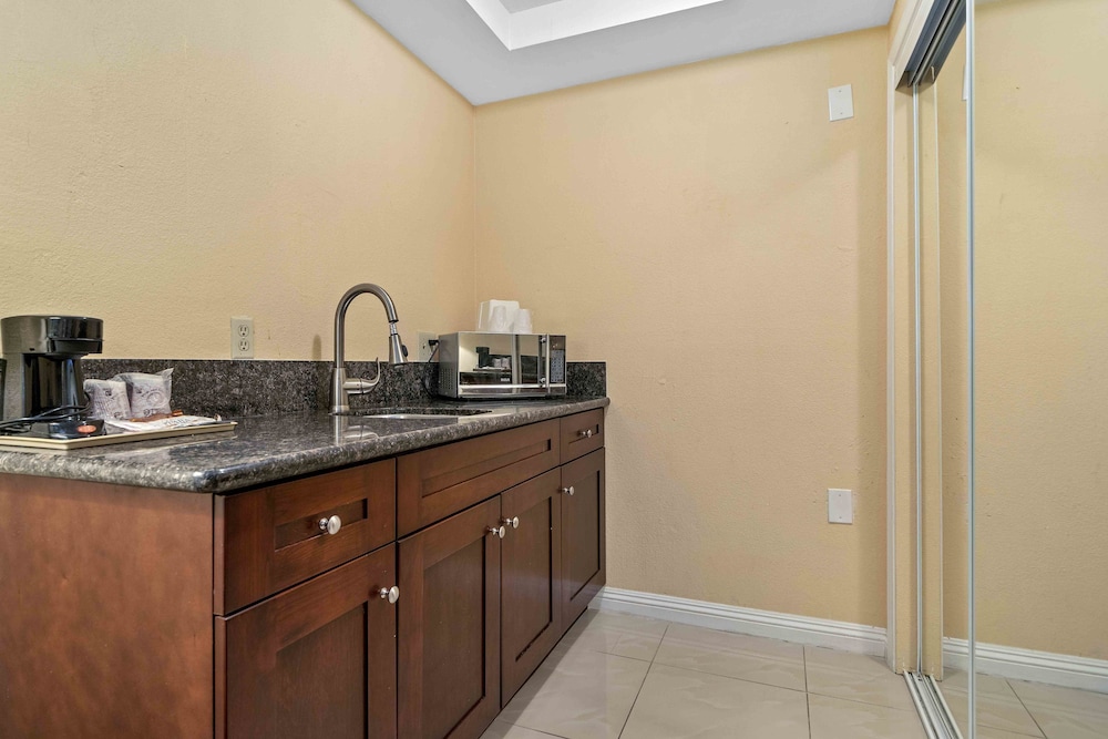 Lemon Tree Hotel Suites 62/63