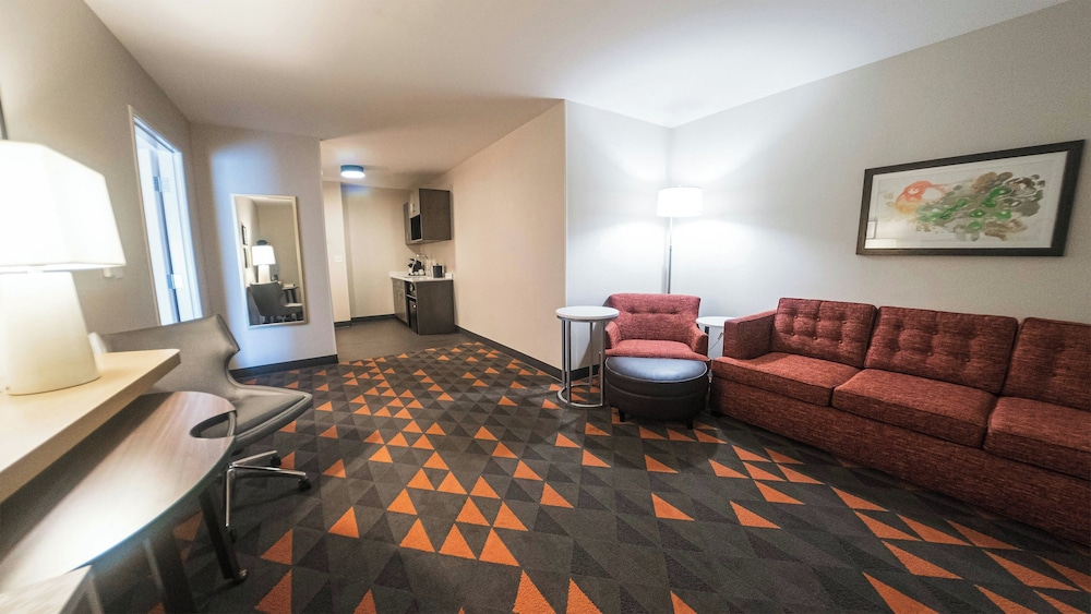 Holiday Inn And Suites Philadelphia W Drexel Hill 30/50