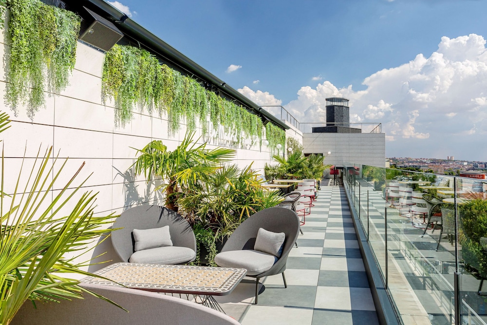 Radisson RED Madrid (ex. Paseo del Arte) 68/70