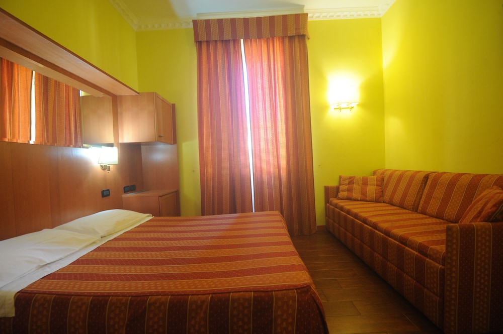 Hostel Beauty 25/64