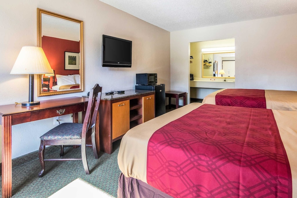 Econo Lodge Inn & Suites Conference Center 16/44