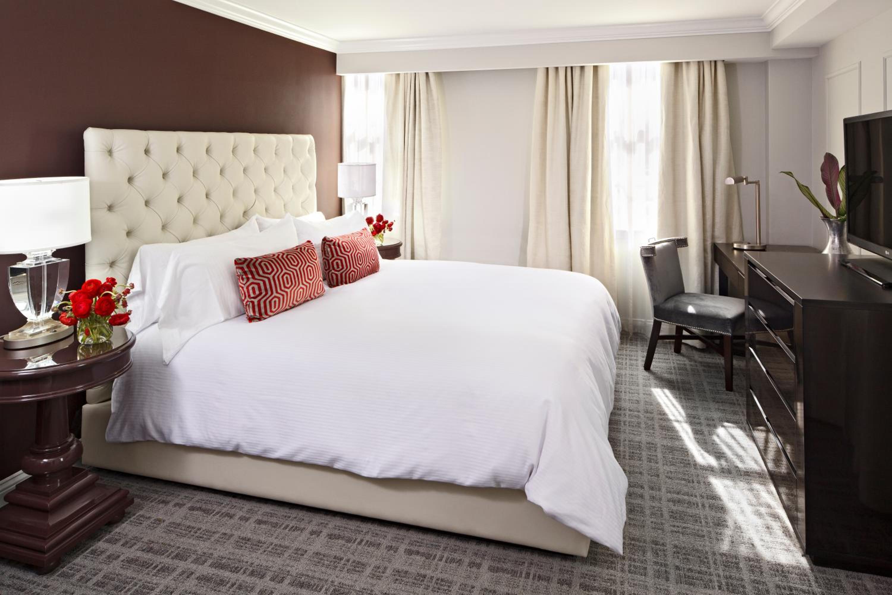 DELUXE, KING BED