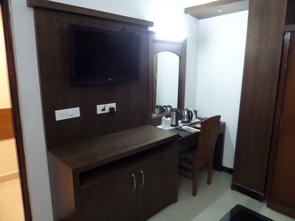 HOTEL DOON REGENCY 35/41