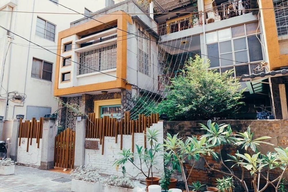 With inn Hostel 5/50
