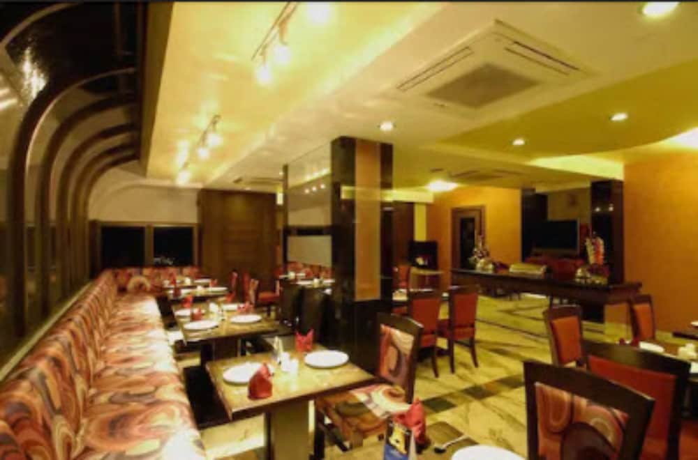 Airport International Hotel 25/28