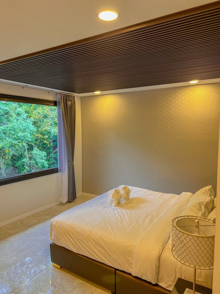 EXCLUSIVE, STUDIO, SUITE