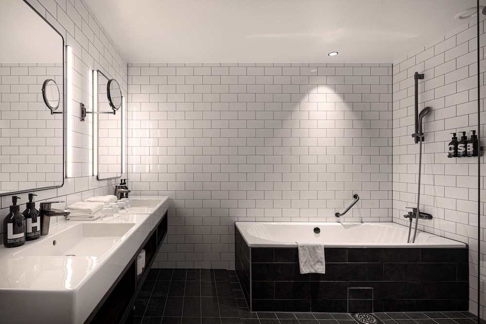 MASTER, SUITE, KING BED