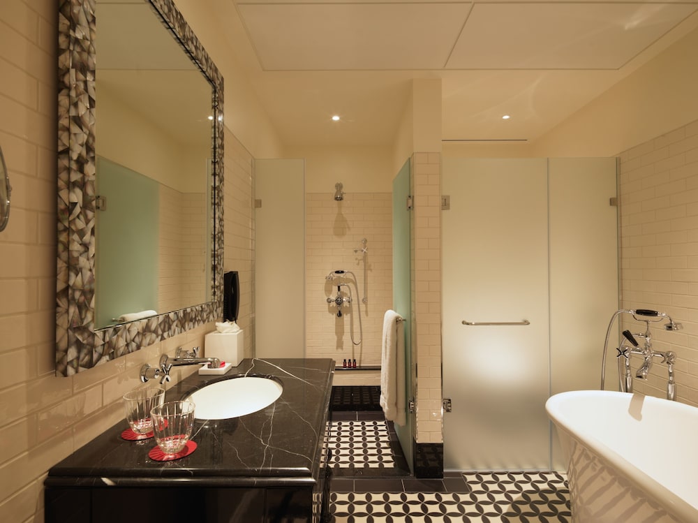 THE LALIT LONDON 34/72