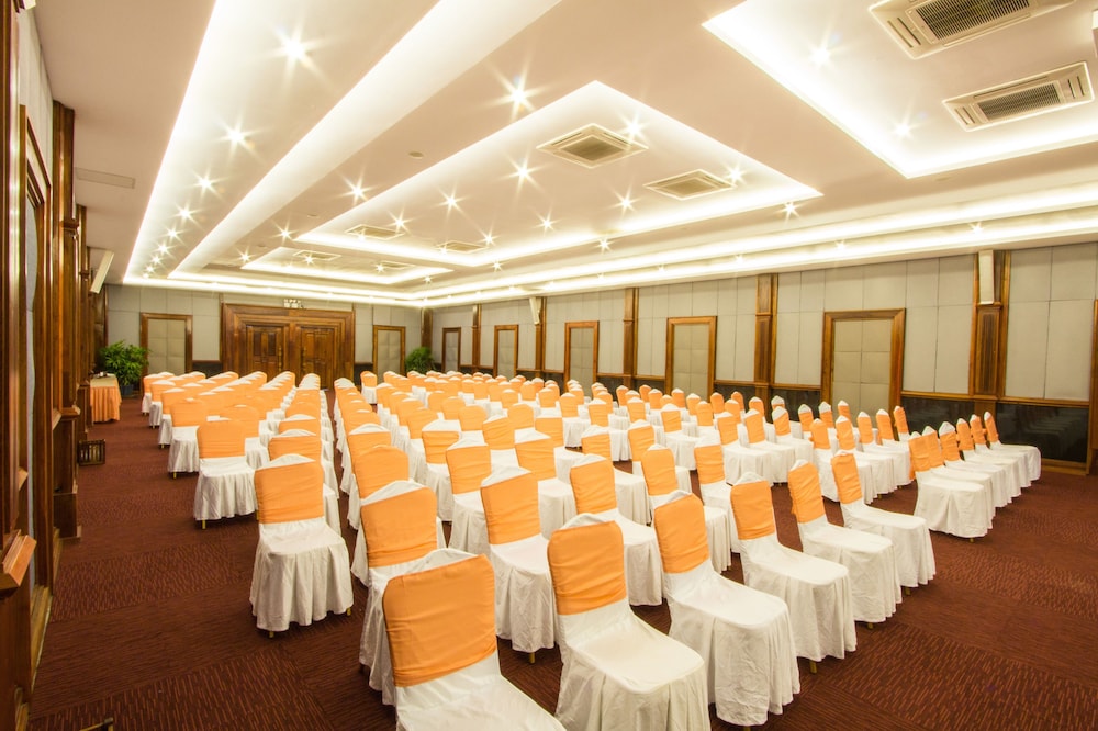 Royal Empire Hotel 43/50